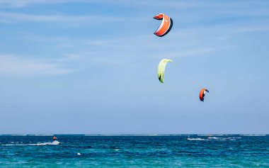 Bali, Endonezya - 23. Nisan 2018. Hint Okyanusu'nda uçurtma sörfü kimliği belirsiz bir grup insan. Gün editoryal çekim