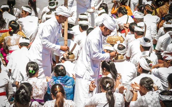 La gente locale a tempio di madre di Pura besakih durante cerimonia grande — Foto Stock