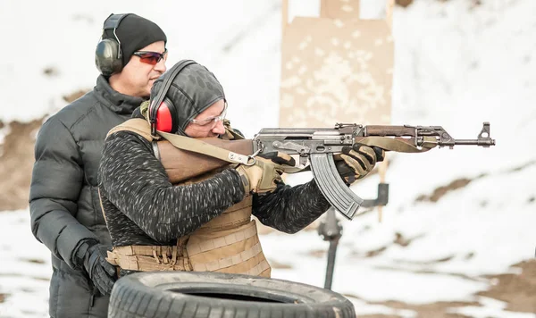 L'instructeur et l'élève avaient une formation de tir au fusil. Champ de tir extérieur — Photo