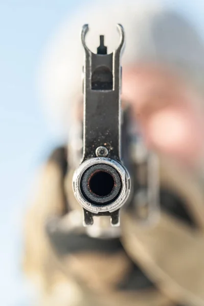 Kalashnikov rifle punto de vista frontal pistola. Primer plano directo de la ametralladora — Foto de Stock