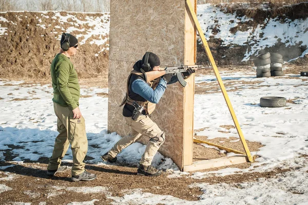 Instructor and student had rifle shooting training. Outdoor shooting range — Stock Photo, Image