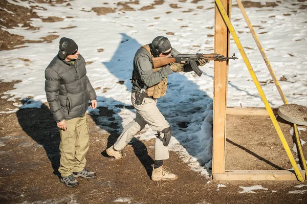 L'instructeur et l'élève avaient une formation de tir au fusil. Champ de tir extérieur — Photo