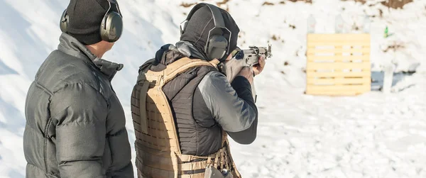 Instructor and student had rifle shooting training. Outdoor shooting range — Stock Photo, Image