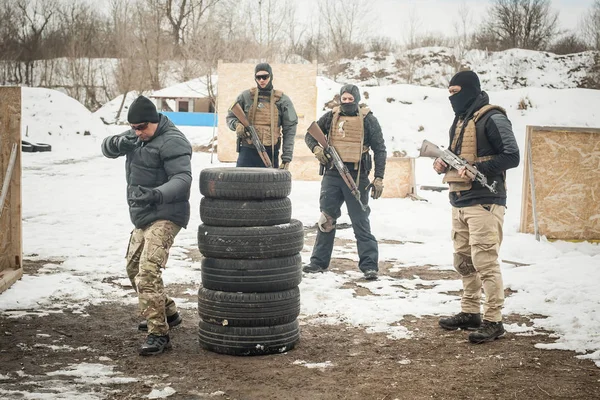 Instrutor teve treinamento de tiro tático de arma de fogo com grupo de alunos — Fotografia de Stock