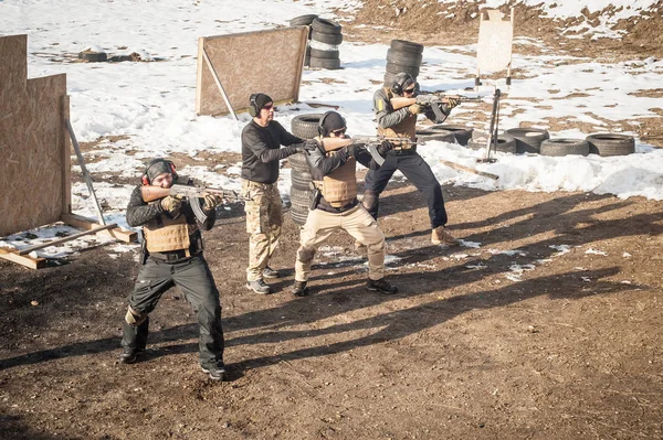 Instructor had firearm tactical shooting training with group of students — Stock Photo, Image