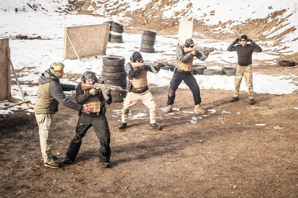 Dois instrutores tiveram treinamento de tiro de arma de fogo com grupo de alunos — Fotografia de Stock