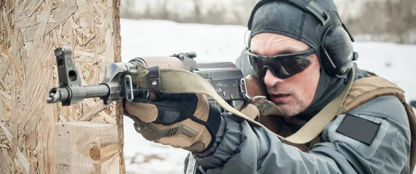 Żołnierz sił specjalnych w akcji, Strzelanie z karabinu maszynowego karabin — Zdjęcie stockowe