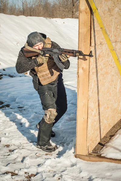 Forças especiais soldado em ação, atirando de metralhadora de rifle — Fotografia de Stock