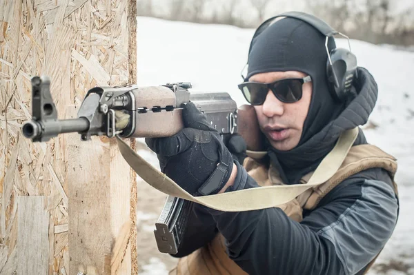 Forças especiais soldado em ação, atirando de metralhadora de rifle — Fotografia de Stock