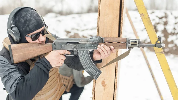 Soldat des forces spéciales en action, tirant à partir d'une mitrailleuse — Photo