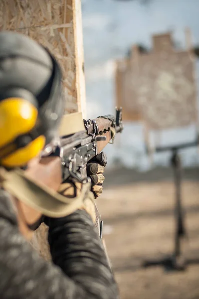 Forças especiais soldado em ação, atirando de metralhadora de rifle — Fotografia de Stock