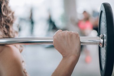 Spor salonunda kilo yükselterek Çekici kas fitness kadın