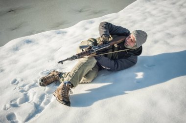 Eğitmen atış aralığında tüfek çekim vücut konumunu göstermek