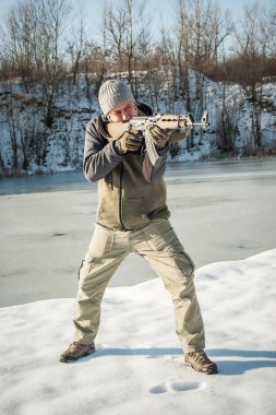 Eğitmen atış aralığında tüfek çekim vücut konumunu göstermek