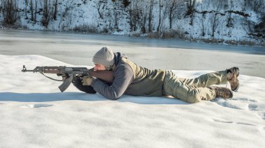 Eğitmen atış aralığında tüfek çekim vücut konumunu göstermek