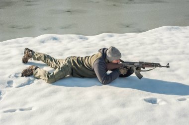 Eğitmen atış aralığında tüfek çekim vücut konumunu göstermek