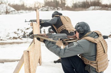 Özel kuvvetler eylem çekim ve hareketli savunma tüfeği ateşli silah eğitimi