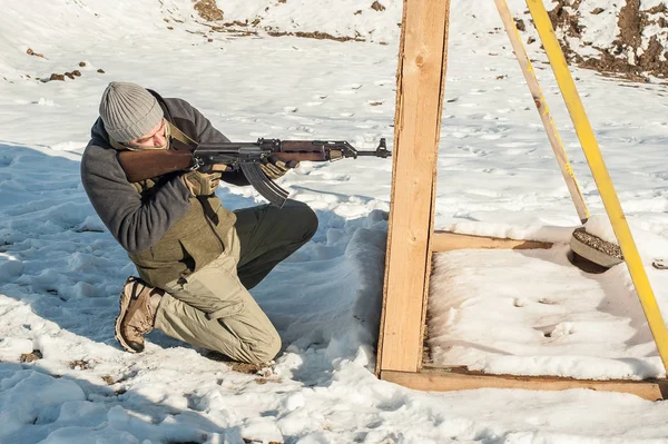 L'instructeur démontre la position du corps du tir de fusil sur le champ de tir — Photo