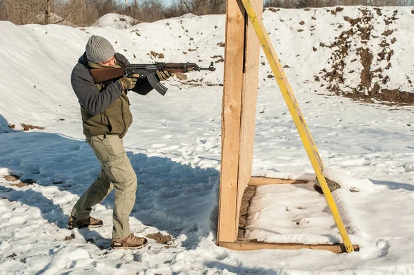Eğitmen atış aralığında tüfek çekim vücut konumunu göstermek