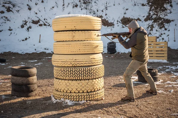 Instructor demonstrate body position of rifle shooting on shooting range — Stock Photo, Image