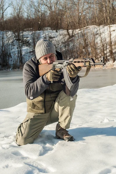 Eğitmen atış aralığında tüfek çekim vücut konumunu göstermek