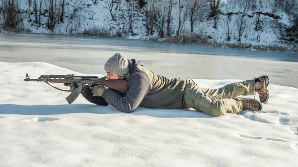 Eğitmen atış aralığında tüfek çekim vücut konumunu göstermek