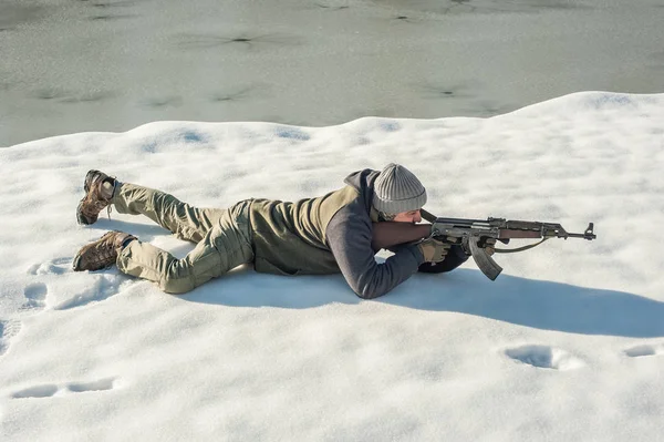 Eğitmen atış aralığında tüfek çekim vücut konumunu göstermek