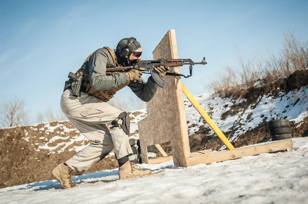 Forças especiais de ação de tiro e movimento de treinamento de arma de fogo rifle defensivo — Fotografia de Stock