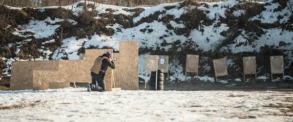 Fuerzas especiales acción tiro y movimiento rifle arma de fuego entrenamiento al aire libre —  Fotos de Stock