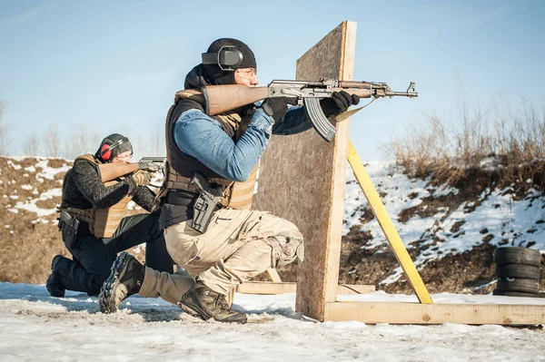 Fuerzas especiales acción tiro y movimiento rifle arma de fuego entrenamiento al aire libre — Foto de Stock