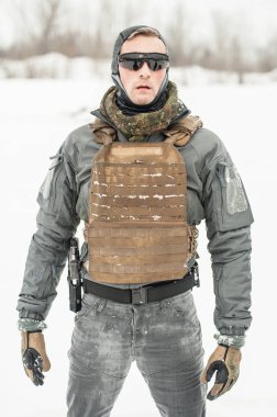 Tam teçhizat ile askeri ve kamuflaj üniformaordu asker