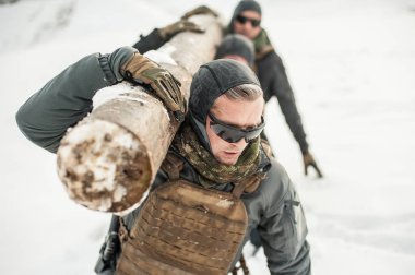 Ordu askerleri büyük ahmak ahşap ile sert eğitim var