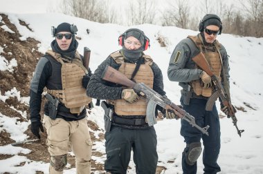 Tam teçhizat ile askeri üniformalı ordu askerleri grubu