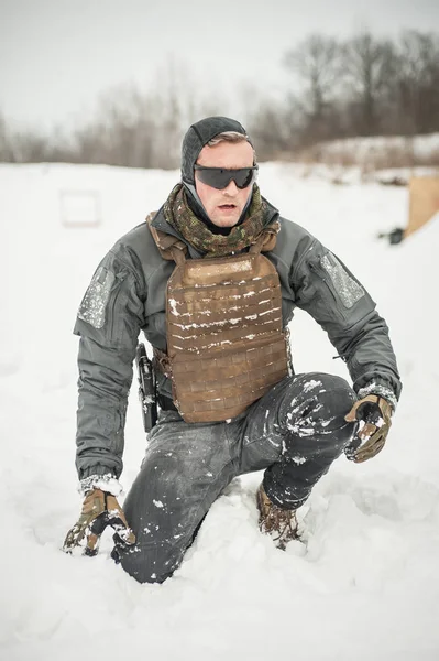 Soldado do Exército em uniforme militar e de camuflagem com equipamento completo — Fotografia de Stock