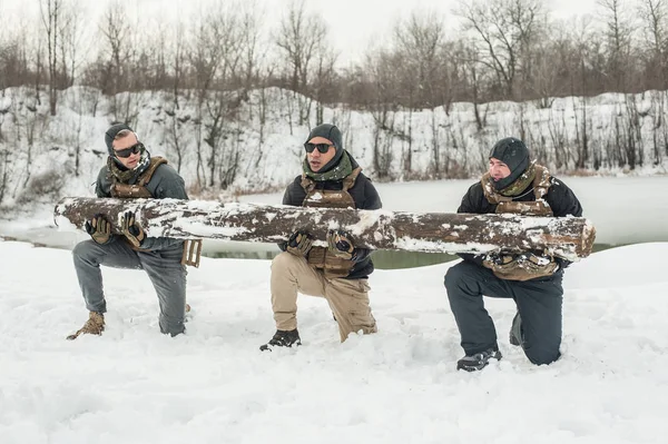 Soldati dell'esercito hanno duro addestramento con enorme legno idiota — Foto Stock