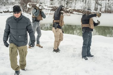 nstructor ve ordu askerleri büyük chump ahşap ile eğitim var