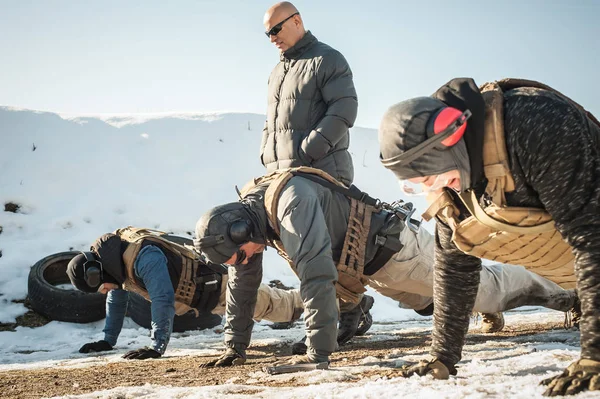 Oktató és a hadsereg katonái kemény képzés és ezzel push-up — Stock Fotó