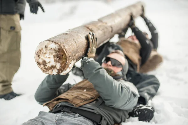 Costruttore e soldati dell'esercito hanno la formazione con enorme legno di idiota — Foto Stock