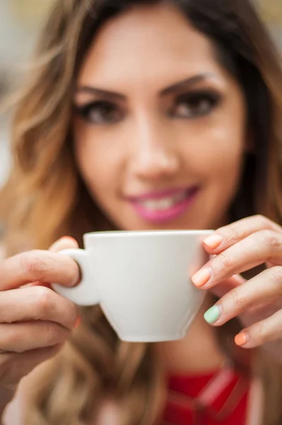 Portrait of woman sitting in outdoor cafe and drinking coffee — Stock Photo, Image