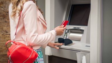 Kadın Gezgin Avrupa'nın bir Atm de para alır