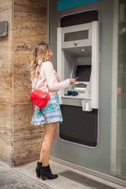 Kadın Gezgin Avrupa'nın bir Atm de para alır