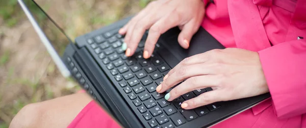Kadın el, bilgisayar laptop ile Blogger Freelancer yakın — Stok fotoğraf