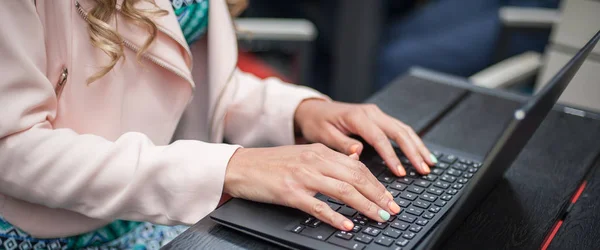 Nahaufnahme der Hand einer Frau, Bloggerin mit Computer-Laptop — Stockfoto