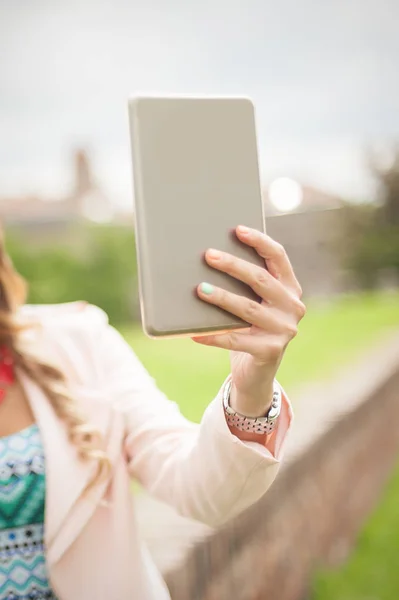 Nahaufnahme einer Frau, die ihr Handy in der Hand hält und Selfie macht — Stockfoto
