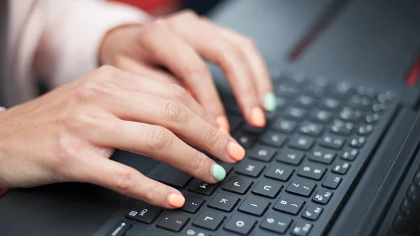 Nahaufnahme der Hand einer Frau, Bloggerin mit Computer-Laptop — Stockfoto