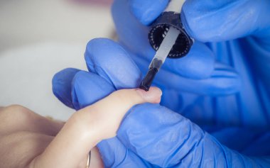 Güzellik sal renksiz cila uygulayarak Kadın manikürcü usta