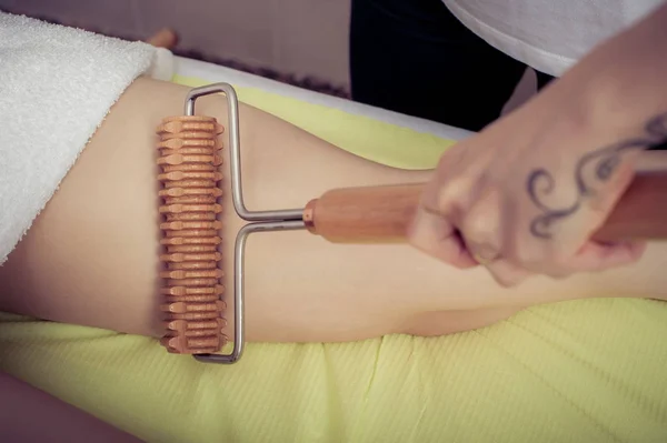 Mladá žena dělá masáž maderoterapie v lázeňském salonu — Stock fotografie