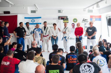 Kapap eğitmeni Avi Nardia öğrencilerinin büyük bir grup ile