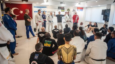 Kapap eğitmeni Avi Nardia öğrencilerinin büyük bir grup ile