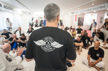 Kapap eğitmeni Avi Nardia öğrencilerinin büyük bir grup ile